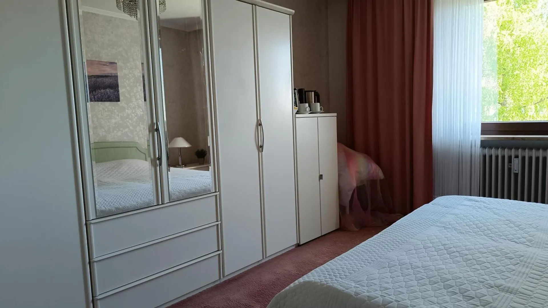 Zimmer Mit Sonnenaufgang, Kuehlschrank, Ventilator Und Ruhiger Innenhof Obergeschoss Bei Koberstein Privatunterkunft Tutzing