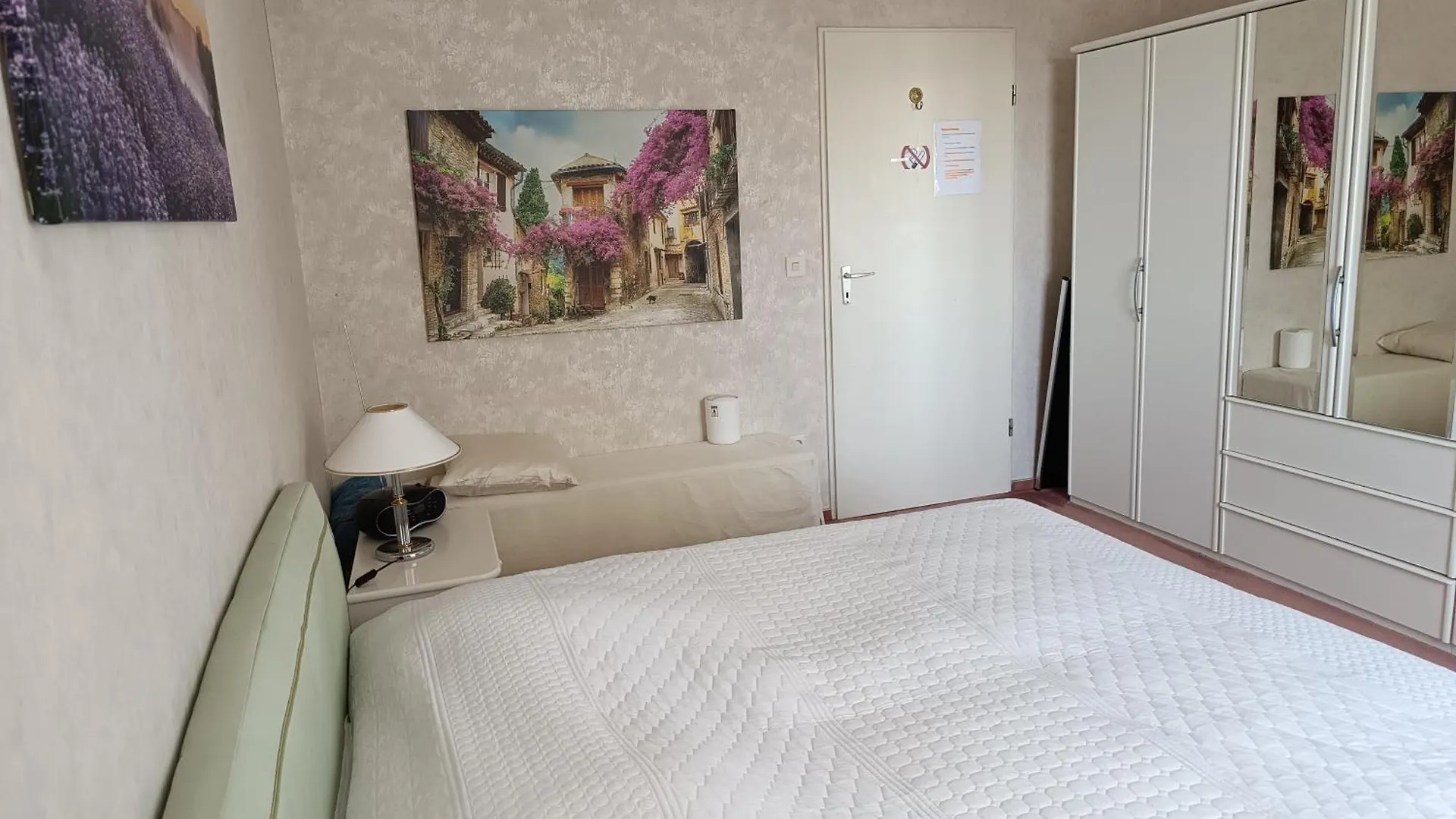 Privatunterkunft Zimmer Mit Sonnenaufgang, Kuehlschrank, Ventilator Und Ruhiger Innenhof Obergeschoss Bei Koberstein