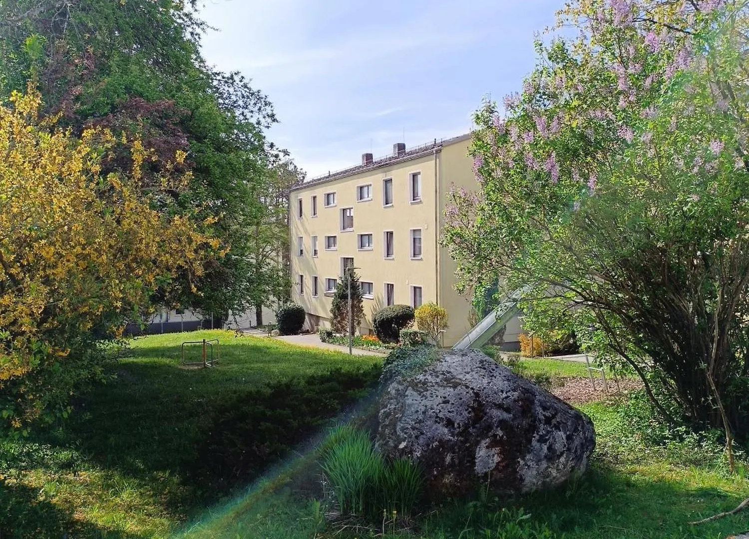 Zimmer Mit Sonnenaufgang, Kuehlschrank, Ventilator Und Ruhiger Innenhof Obergeschoss Bei Koberstein Privatunterkunft Tutzing