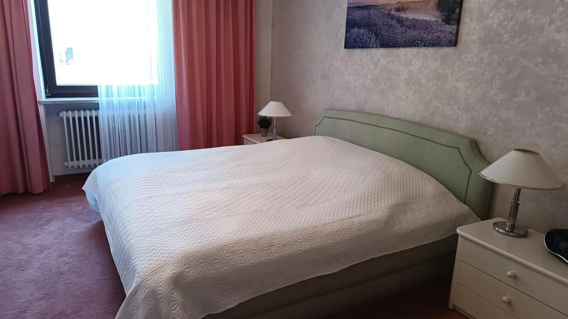Zimmer Mit Sonnenaufgang, Kuehlschrank, Ventilator Und Ruhiger Innenhof Obergeschoss Bei Koberstein